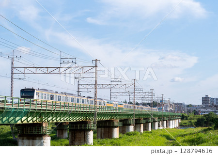 【中央本線】多摩川橋梁を通過する電車 128794616