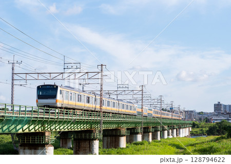 【中央本線】多摩川橋梁を通過する電車 128794622