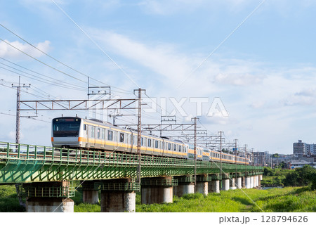 【中央本線】多摩川橋梁を通過する電車 128794626