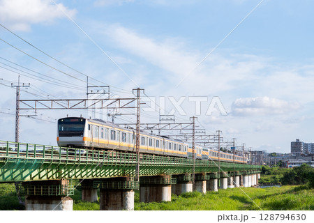 【中央本線】多摩川橋梁を通過する電車 128794630