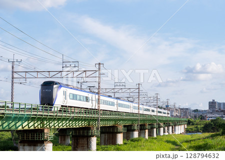 【中央本線】多摩川橋梁を通過する特急列車 128794632