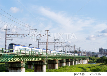 【中央本線】多摩川橋梁を通過する特急列車 【中央本線】多摩川橋梁を通過する特急列車 128794636