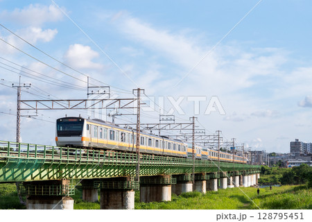 【中央本線】多摩川橋梁を通過する電車 【中央本線】多摩川橋梁を通過する電車 128795451