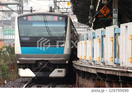 ダイヤ乱れ中の王子駅を発車する京浜東北線（東十条行） 128795690