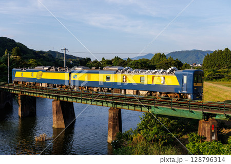 唐津線を検測するJR西日本DEC741形総合検測車 128796314