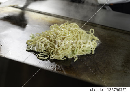 鉄板で焼く焼きそば 鉄板で焼く焼きそば 128796372