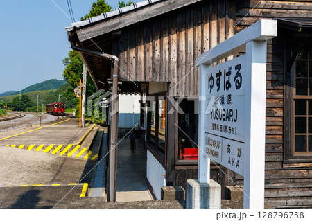 木造駅舎の油須原駅に到着する平成筑豊鉄道「ことこと列車」 128796738