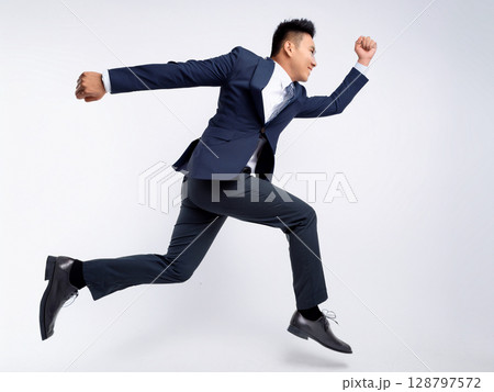 スーツ姿で走ってジャンプするビジネスマン 128797572