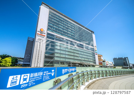 日本の横浜都市景観 7月21日。旅行需要回復…(賑わう)新横浜駅などを望む。新時代へ… 日本の横浜都市景観 7月21日。旅行需要回復…(賑わう)新横浜駅などを望む。新時代へ… 128797587