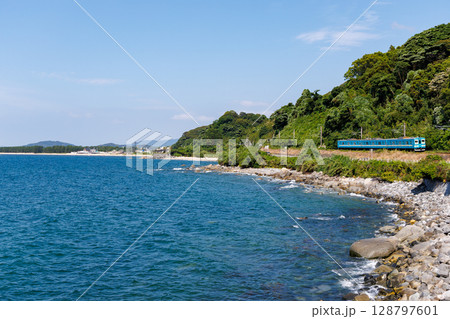 海沿いのJR筑肥線を走る103系国鉄色 128797601