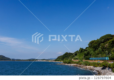 海沿いを走るJR筑肥線103系国鉄色 海沿いを走るJR筑肥線103系国鉄色 128797604