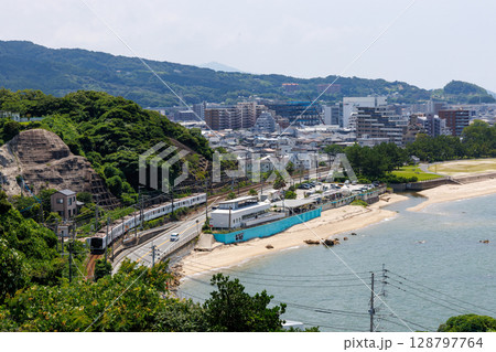 糸島市の街を走るJR筑肥線305系電車 糸島市の街を走るJR筑肥線305系電車 128797764