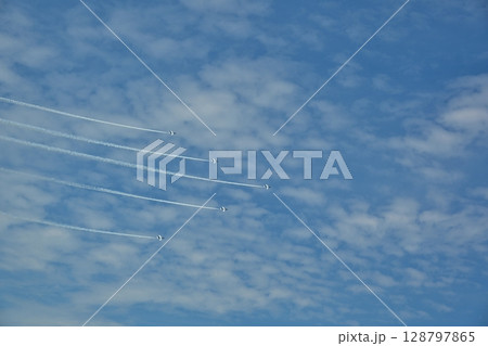 青空を進むブルーインパルス　宮城 128797865