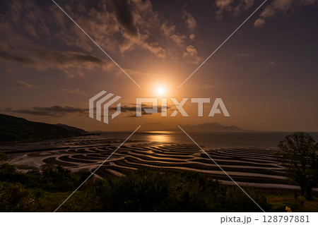 《熊本県》おこしき海岸・干潮の夕暮れ 《熊本県》おこしき海岸・干潮の夕暮れ 128797881