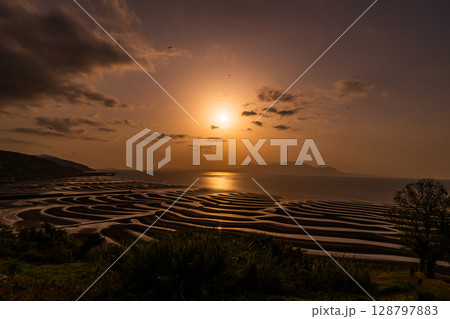 《熊本県》おこしき海岸・干潮の夕暮れ 《熊本県》おこしき海岸・干潮の夕暮れ 128797883