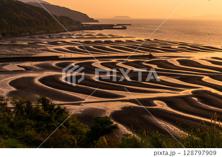 《熊本県》おこしき海岸・干潮の夕暮れ 128797909