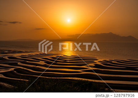 《熊本県》おこしき海岸・干潮の夕暮れ 128797916