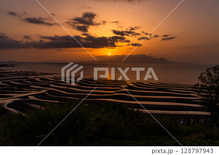 《熊本県》おこしき海岸・干潮の夕暮れ 《熊本県》おこしき海岸・干潮の夕暮れ 128797943