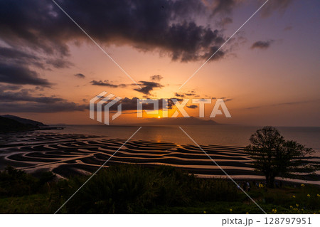 《熊本県》おこしき海岸・干潮の夕暮れ 128797951