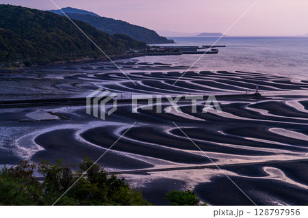 《熊本県》おこしき海岸・干潮の夕暮れ 《熊本県》おこしき海岸・干潮の夕暮れ 128797956