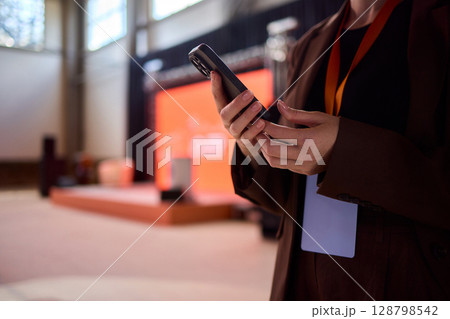 Using a Handheld Light Source and Smartphone Effectively in a Dimly Lit Environment Using a Handheld Light Source and Smartphone Effectively in a Dimly Lit Environment 128798542