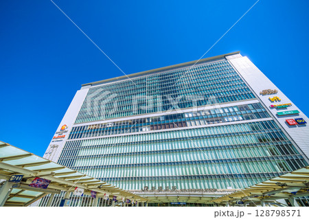 日本の横浜都市景観 7月21日。旅行需要回復…(賑わう)新横浜駅などを望む。新時代へ… 128798571