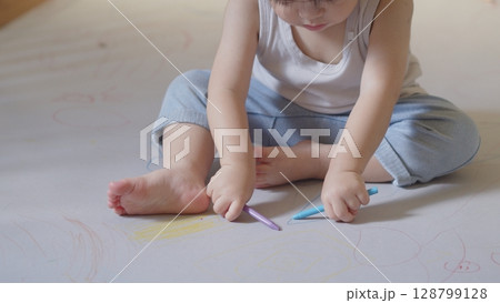 お絵描きをする子供達の手元 お絵描きをする子供達の手元 128799128