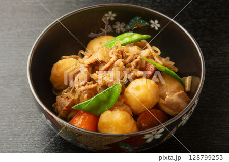 豚肉の肉じゃが 128799253