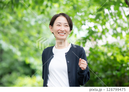 女性 新緑 緑 笑顔 女性 新緑 緑 笑顔 128799475