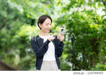 女性　スマートフォン　スマホ	 128799487