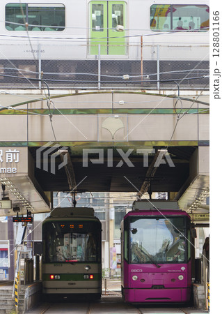 山手線と東京さくらトラム都電荒川線が交差する大塚駅 山手線と東京さくらトラム都電荒川線が交差する大塚駅 128801166