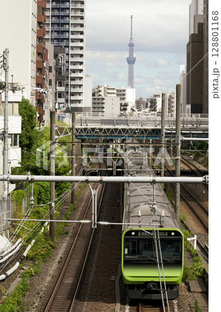 山手線と東京スカイツリー 128801168