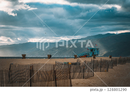 アメリカ　ロサンゼルスの街並みと夕焼け　サンタモニカ 128801290