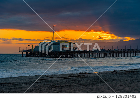 アメリカ ロサンゼルスの街並みと夕焼け サンタモニカ アメリカ ロサンゼルスの街並みと夕焼け サンタモニカ 128801402
