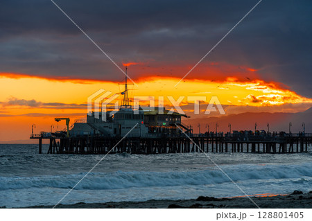 アメリカ　ロサンゼルスの街並みと夕焼け　サンタモニカ 128801405
