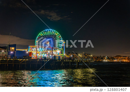 アメリカ　ロサンゼルスの街並みと夜景　サンタモニカ 128801407