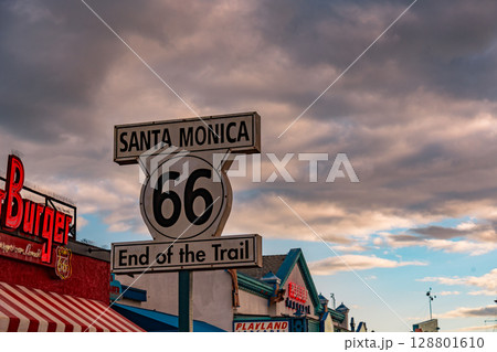 アメリカ　ロサンゼルスの街並みと夕焼け　サンタモニカ 128801610