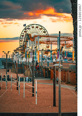 アメリカ ロサンゼルスの街並みと夕焼け サンタモニカ アメリカ ロサンゼルスの街並みと夕焼け サンタモニカ 128801667