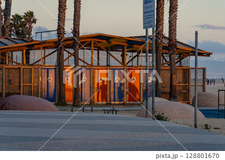 アメリカ　ロサンゼルスの街並みと夕焼け　サンタモニカ 128801670