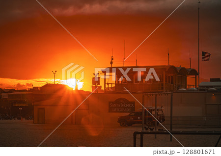 アメリカ ロサンゼルスの街並みと夕焼け サンタモニカ アメリカ ロサンゼルスの街並みと夕焼け サンタモニカ 128801671