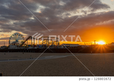 アメリカ　ロサンゼルスの街並みと夕焼け　サンタモニカ 128801672