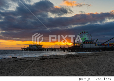 アメリカ　ロサンゼルスの街並みと夕焼け　サンタモニカ 128801675