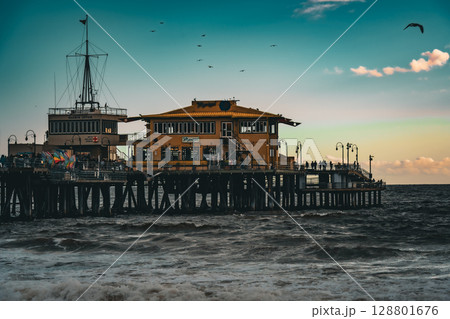 アメリカ ロサンゼルスの街並みと夕焼け サンタモニカ アメリカ ロサンゼルスの街並みと夕焼け サンタモニカ 128801676
