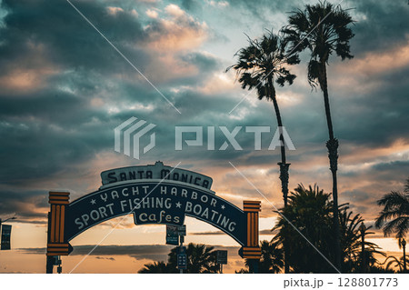 アメリカ　ロサンゼルスの街並みと夕焼け　サンタモニカ 128801773
