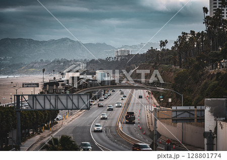 アメリカ　ロサンゼルスの街並みと夕焼け　サンタモニカ 128801774