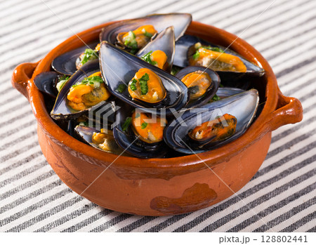 Baked mussels in clay pot 128802441