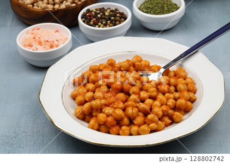 Chickpeas or Nohut, a traditional Turkish dish, ready to be eaten on the table. 128802742