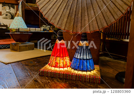 三州足助屋敷 和傘の雛人形 128803360