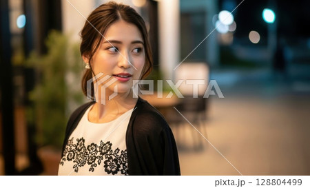 振り向く横顔が上品なロングヘア美人 128804499