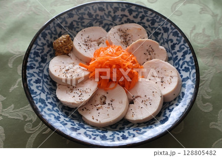 手作りの鶏ハムとキャロットラペ 128805482